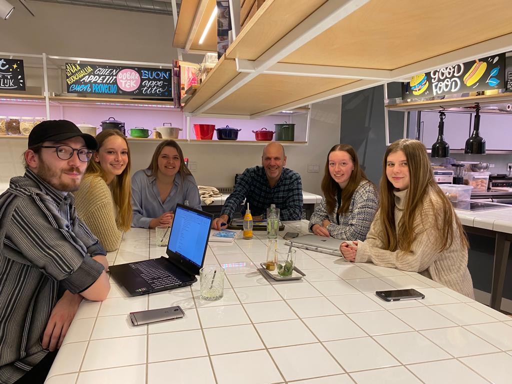 a5f827b3-58a8-4249-b736-8803e69fda98